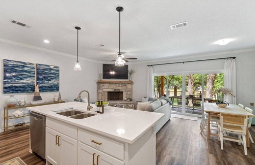 Gun Barrel City House | Lake Front Retreat, Hot Tub, Jet Ski & Boat Rental