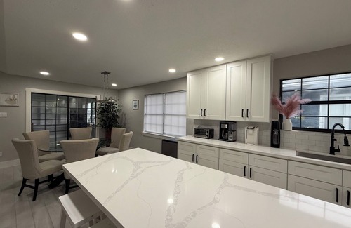 West Livingston House | Lake front spacious 4-bedroom house in welcoming Livingston with WiFi, AC & MORE