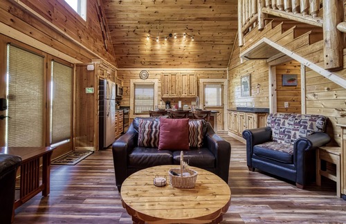 Sevierville Cabin | Lake Front-Swimming Pool Access-Private Dock-2 Bedroom-Arcade game-Hot Tub
