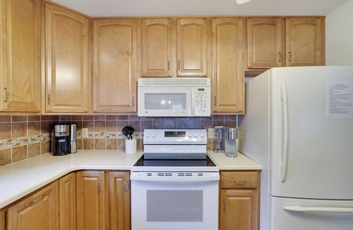 Jim Thorpe House | Lake front with Private Beach, Hot tub, Pool, Pickle Ball, Close to Skiing