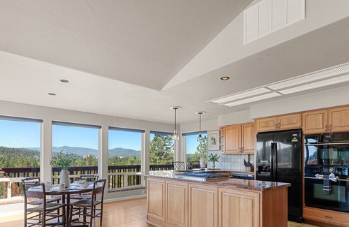 Coeur d'Alene House | Lake Fun, Tesla Ready, Cozy Game Nights
