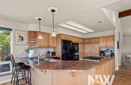 Coeur d'Alene House | Lake Fun, Tesla Ready, Cozy Game Nights