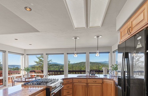 Coeur d'Alene House | Lake Fun, Tesla Ready, Cozy Game Nights