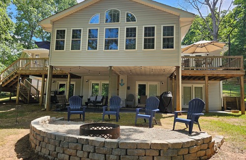 Bracey House | Lake Gaston Getaway