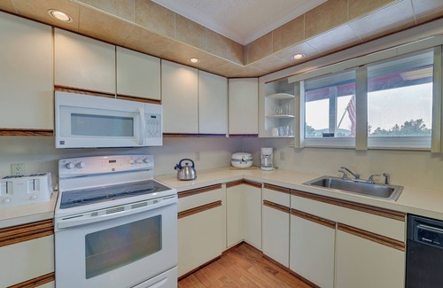 Lake George Apartment | Lake George Retreat w/Private Deck + Water Views!