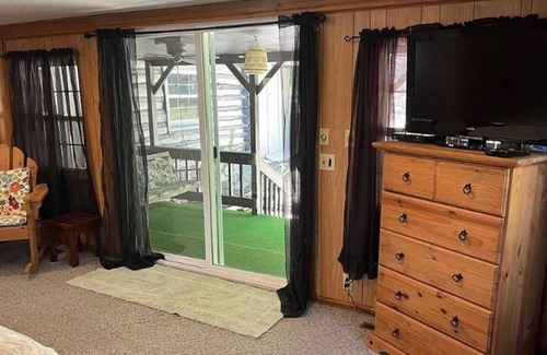 Versailles House | Lake Getaway- Sleeps 7- Boat Slip