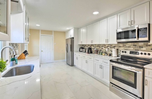 Lake Grove House | Lake Grove Getaway ~ 7 Mi to the Beach!