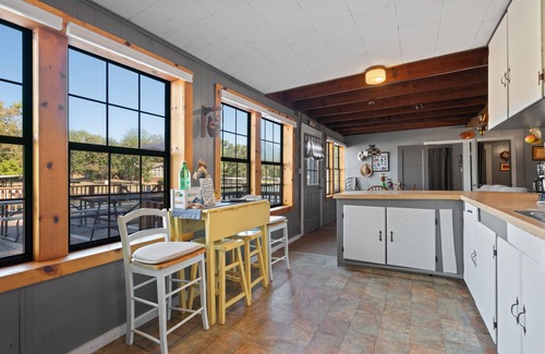 Tanglewood Estates Cottage | Lake Hamilton cottage: Large deck on lake, with kayaks. 15 minutes from Oaklawn
