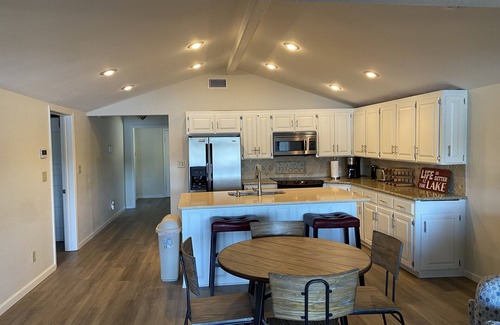 Piney House | Lake Hamilton Lakefront! Main Channel Large Decks & Boat Dock! Spectacular View!
