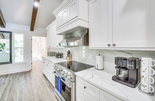 Mid America House | Lake Hamilton Views: Hot Springs Family Home!