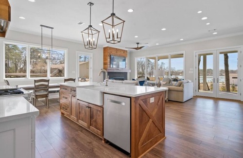 Mid America House | Lake Hamilton Waterfront Modern Farmhouse w/HotTub
