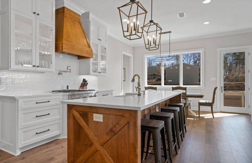 Mid America House | Lake Hamilton Waterfront Modern Farmhouse w/HotTub