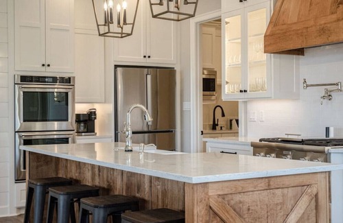 Mid America House | Lake Hamilton Waterfront Modern Farmhouse w/HotTub