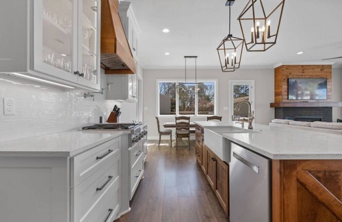 Mid America House | Lake Hamilton Waterfront Modern Farmhouse w/HotTub