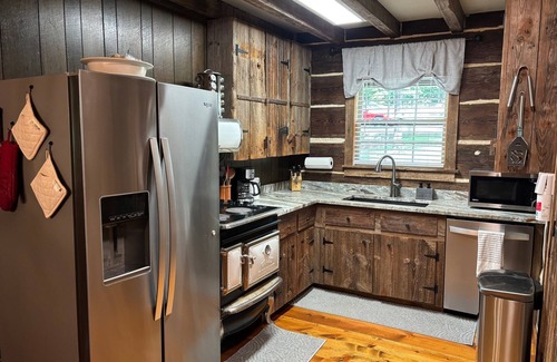 Gumlog Cabin | Lake Hartwell Cabin w/covered dock, sunroom, firepit, deck, sleep 12