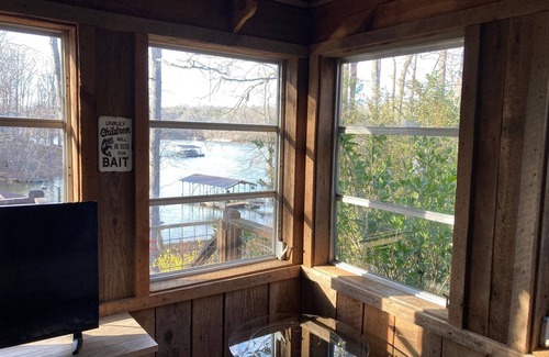 Gumlog Cabin | Lake Hartwell Cabin w/covered dock, sunroom, firepit, deck, sleep 12