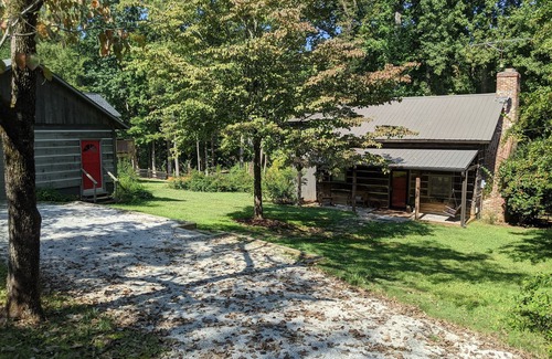 Gumlog Cabin | Lake Hartwell Cabin w/covered dock, sunroom, firepit, deck, sleep 12