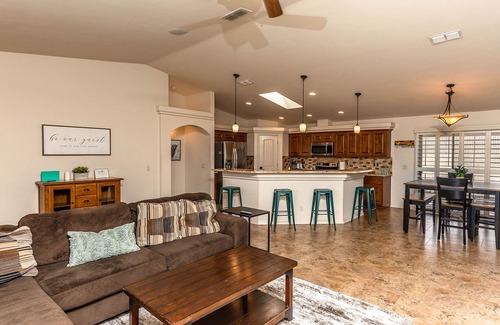 Lake Havasu City House | Lake Havasu Getaway 🌅 - Hot Tub💦Clean🧽Spacious