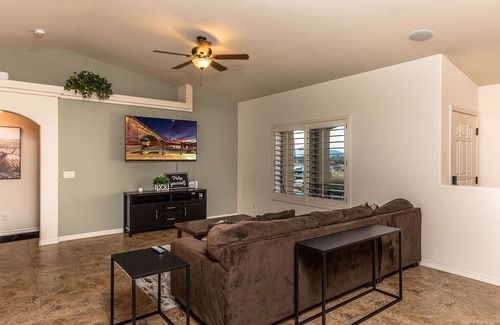 Lake Havasu City House | Lake Havasu Getaway 🌅 - Hot Tub💦Clean🧽Spacious