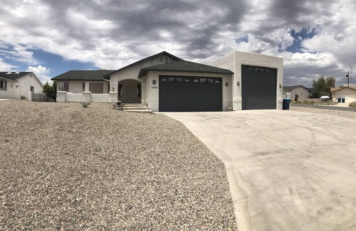 Lake Havasu City House | Lake Havasu Hideaway w/pool, spa, and lots of parking.