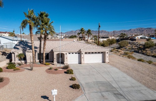 Lake Havasu City House | LAKE HAVASU POOL HOME " TIKI RANCH " weekly discounts