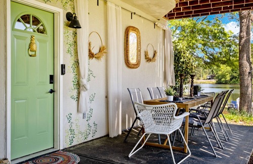 Conyers House | Lake Haven-Entire guesthouse with Hot Tub, Paddleboat, and Fishing!