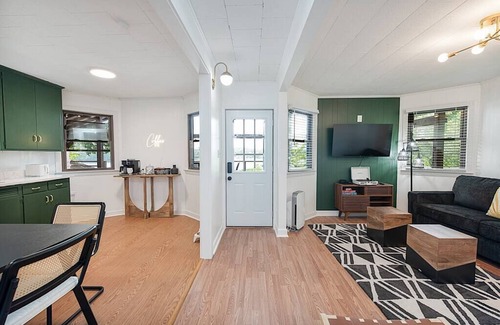 Hickory House | Lake Hickory Trio 2BR Green Unit