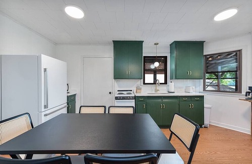 Hickory House | Lake Hickory Trio 2BR Green Unit