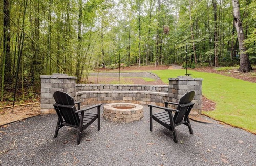 Stone Mountain House | Lake House, Arcade + Yard Fun, Near Stone Mountain