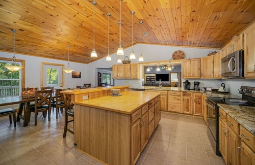 Troutman House | Lake House Getaway.Where memories are made and worries are left behind!