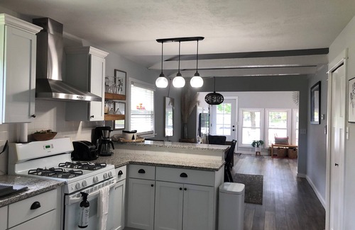 Bloomingdale Cottage | Lake House on Great Bear Lake with Pontoon available, all sports lake