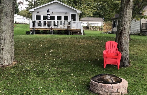 Bloomingdale Cottage | Lake House on Great Bear Lake with Pontoon available, all sports lake