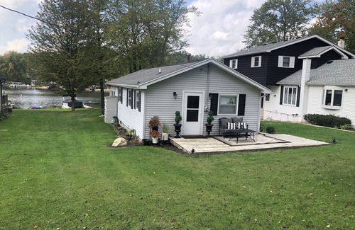 Bloomingdale Cottage | Lake House on Great Bear Lake with Pontoon available, all sports lake