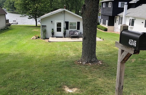Bloomingdale Cottage | Lake House on Great Bear Lake with Pontoon available, all sports lake