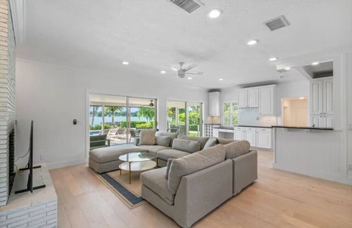 Southwest Orlando Apartment | Lake House + Pool, Dock, Walk to Universal Studios
