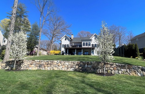 Danbury House | Lake House Retreat on beautiful Candlewood Lake