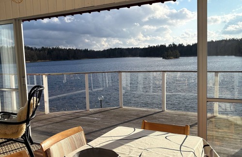 Hedetorpet Cottage | Lake House Retreat with a Dock, Boat & Guesthouse