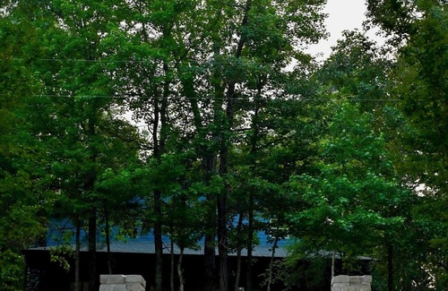 Hawkins House | Lake House Upscale Sleeps 10, Pet Friendly East Texas Pines