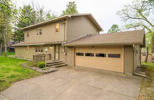 Waupaca House | -Lake House Vacation Sleeps 12, Private Dock