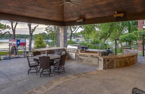 Lake Country House | Lake house with 5 bedrooms total including guest house, outdoor kitchen etc.