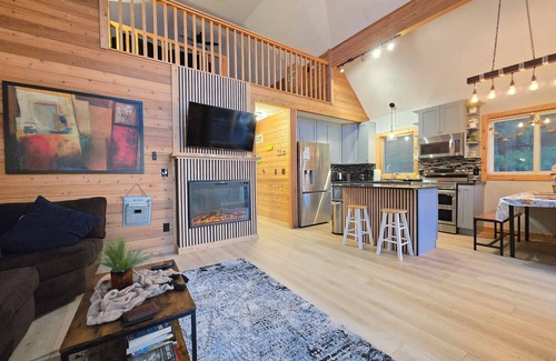 Irons House | Lake House with Private Beach Where Sunsets Mesmerize <>