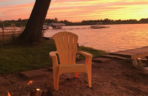 Delton House | Lake House with Sandy Beach and Amazing Sunsets