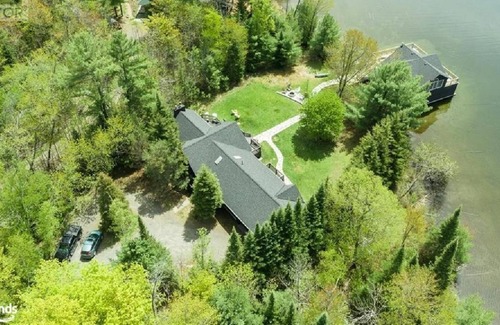 Seguin Cottage | Lake Joseph, Muskoka - 7 Bedroom Family Cottage - Quiet Bay. Gorgeous setting.