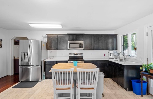 Mays Landing Cottage | Lake & Kayaks w Hot Tub - 20 Mins to Beaches!