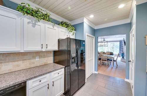Salem Condo | Lake Keowee Condo w/Balcony & Resort Amenities!