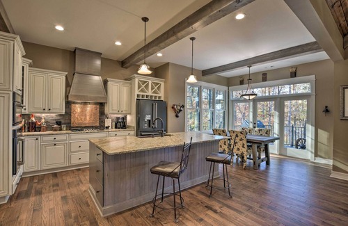 Seneca Cottage | Lake Keowee Cottage w/Deck & Private Dock!