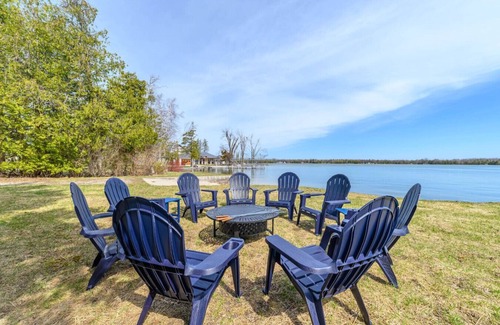 Alpena House | Lake|King bed|Game room|Firepit|AC|Dock