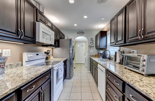 Gainesville House | lake lanier lakefront with private dock, king bed, pet friendly