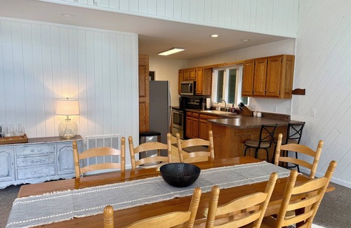 Lakemont House | <> LAKE LEVEL Green Acres – Your lakefront place to be!