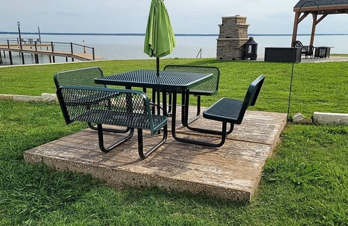 Kerens RV Rental | Lake Life 107 @ Peninsula Point